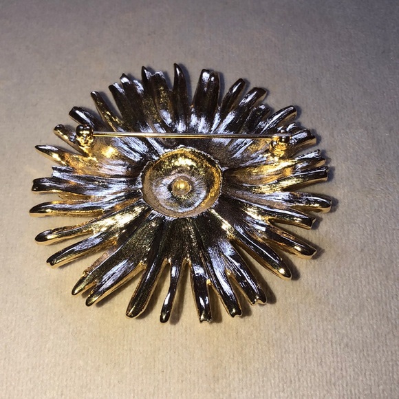Vintage gold sunflower pin/brooch - Picture 6 of 9